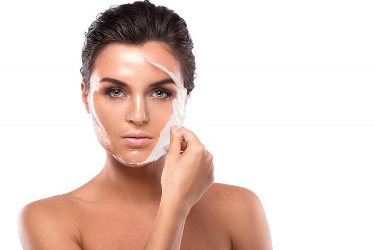 Foto giovane donna con maschera purificatrice sul viso