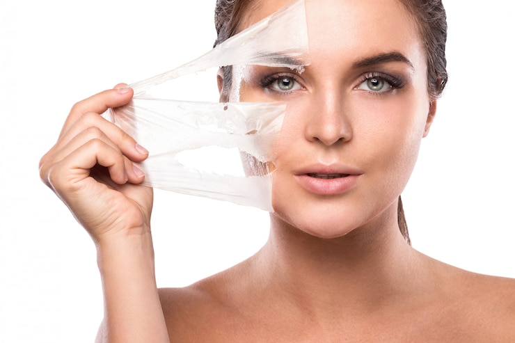 Foto giovane donna con maschera purificatrice sul viso