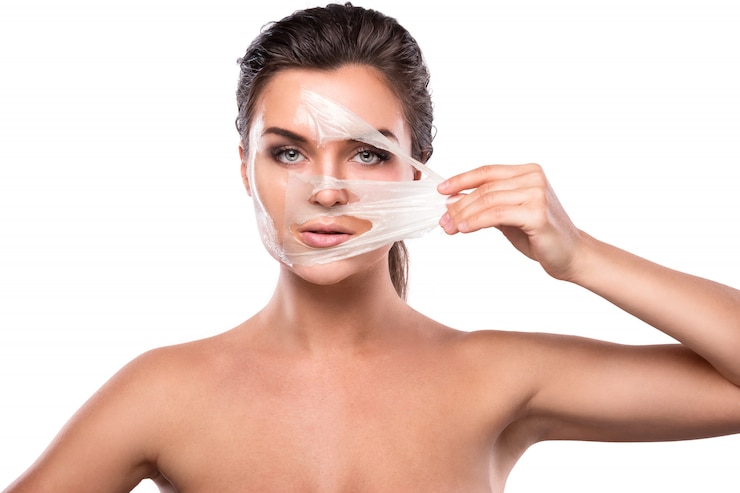 Foto giovane donna con maschera purificatrice sul viso