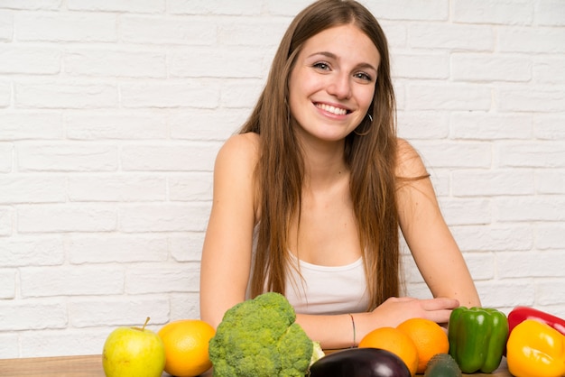 Giovane donna con molte verdure