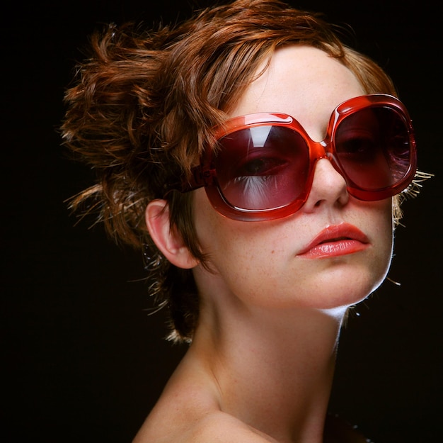 Giovane donna con occhiali da sole