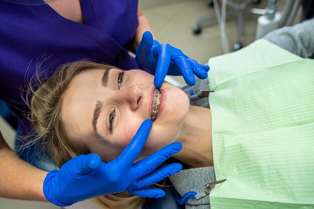 Giovane donna con problemi ai denti è venuta dal dentista per curare i denti Concetto di trattamento dentale