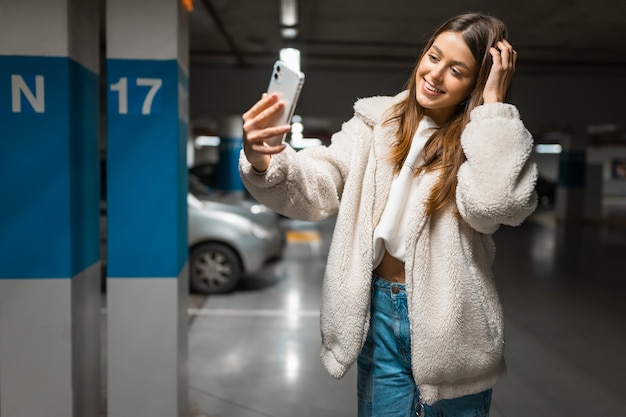 giovane donna con smartphone