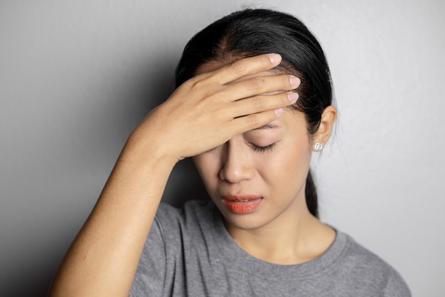 Giovane donna con stress e mal di testa.