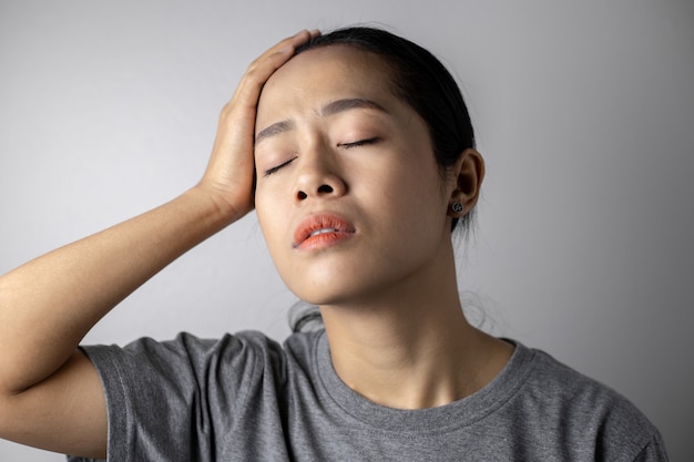 Giovane donna con stress e mal di testa.