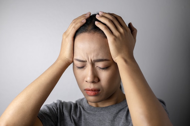 Giovane donna con stress e mal di testa.