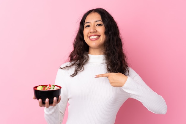 Giovane donna con tagliatelle