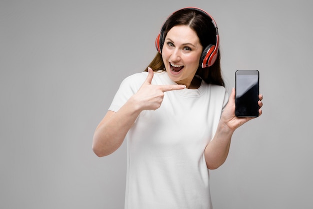 Giovane donna con telefono e auricolari