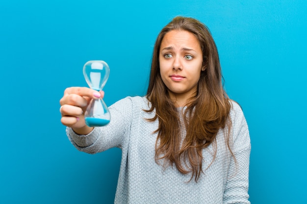 Giovane donna con timer sabbia