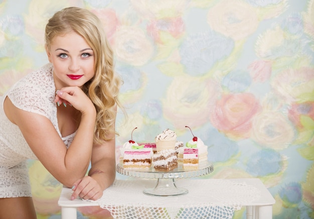 Giovane donna con torta dolce