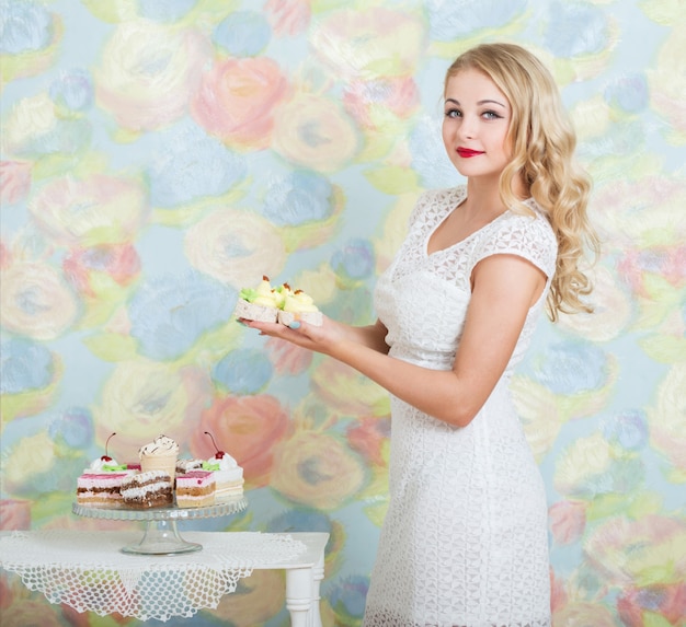 Giovane donna con torta dolce