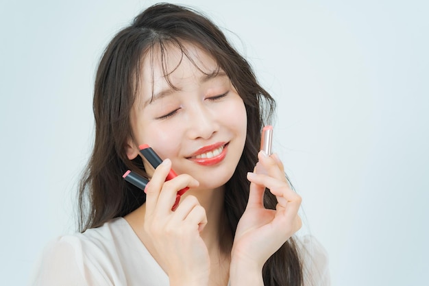 Giovane donna con trucco e rossetto e sfondo bianco