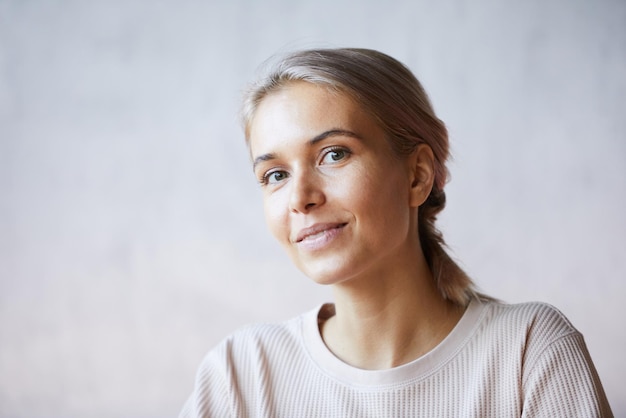 Giovane donna con un bel colore di capelli