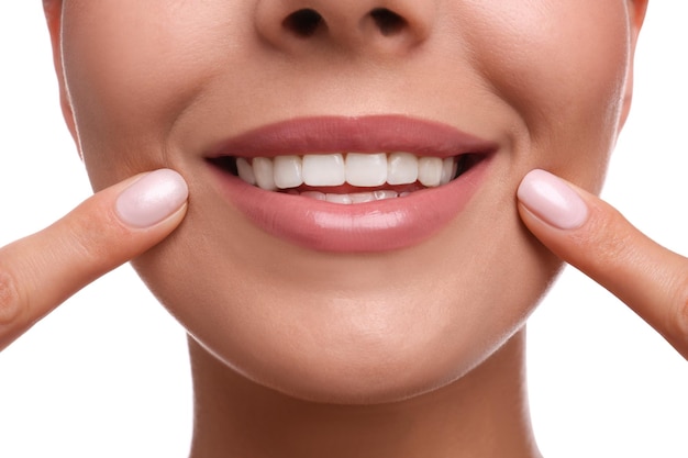 Giovane donna con un bel sorriso su sfondo bianco closeup Odontoiatria estetica