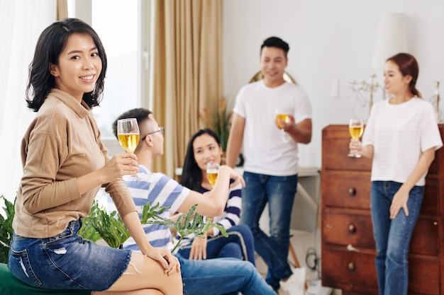 Giovane donna con un bicchiere di champagne