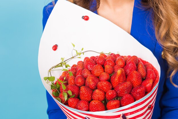 giovane donna con un bouquet di fragole