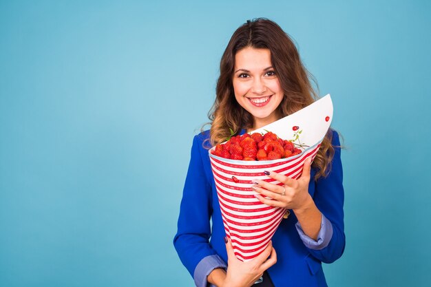 Giovane donna con un bouquet di fragole