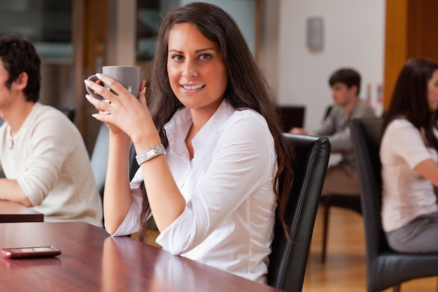 Giovane donna con un caffè