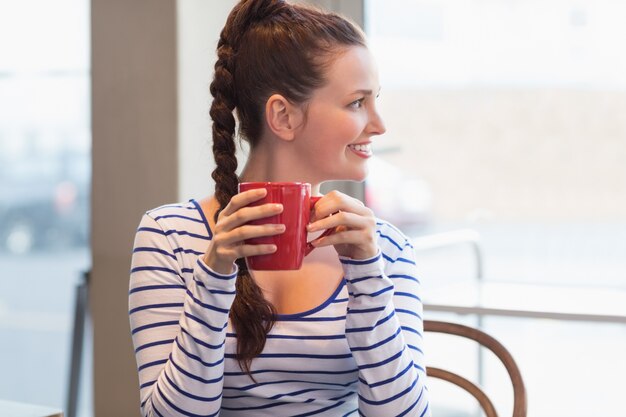 Giovane donna con un caffè