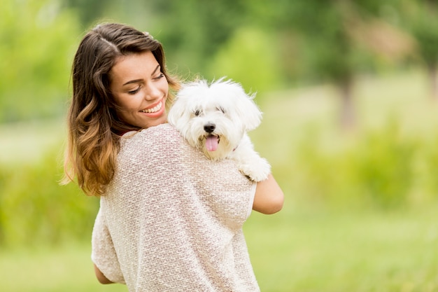 Giovane donna con un cane