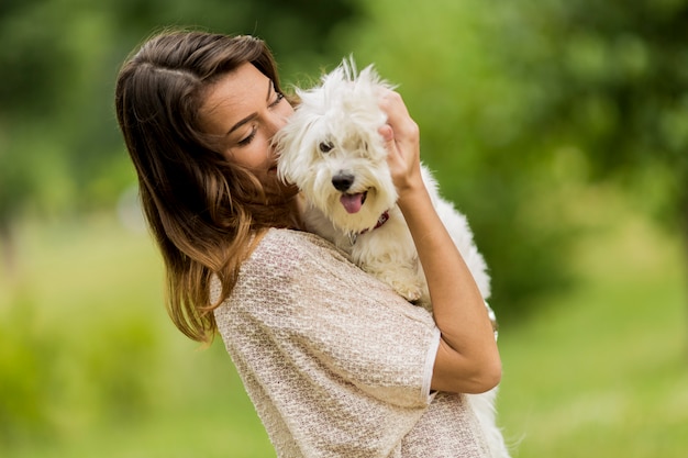 Giovane donna con un cane