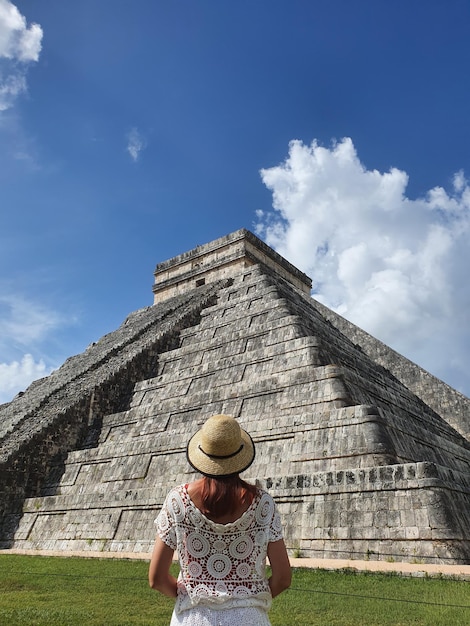 Giovane donna con un cappello sullo sfondo di Chichen Itza