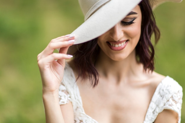 Giovane donna con un cappello