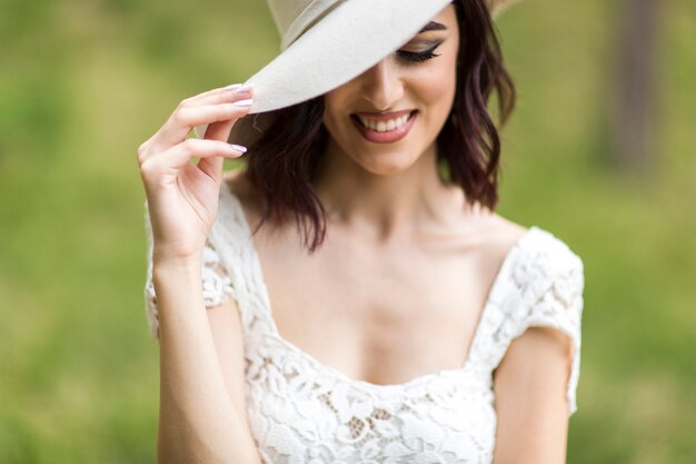 Giovane donna con un cappello