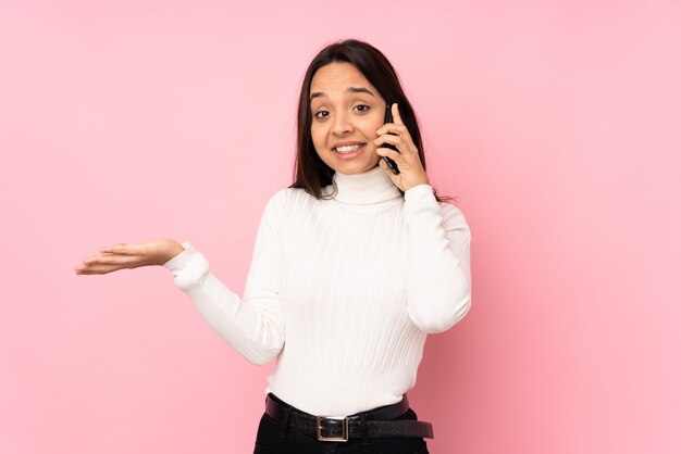 Giovane donna con un cellulare