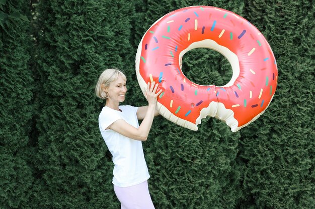 Giovane donna con un cerchio gonfiabile con un dout