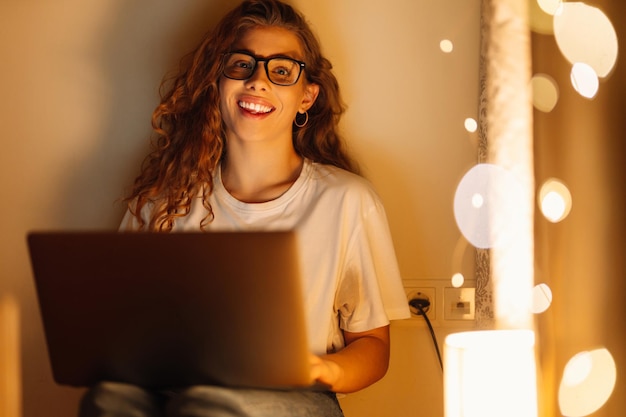 Giovane donna con un computer portatile Concetto di tecnologia di social networking Corso online per freelance di tecnologia