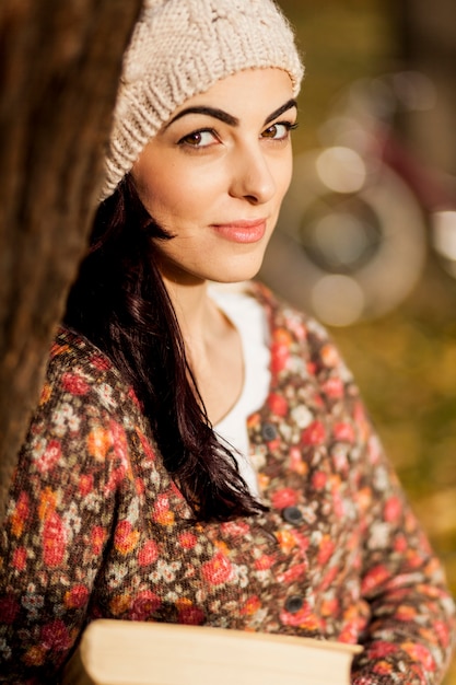 Giovane donna con un libro