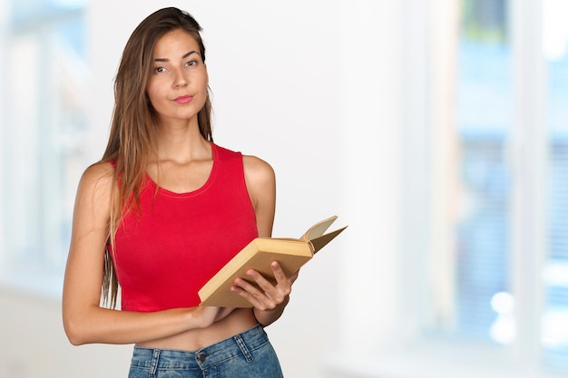 Giovane donna con un mucchio di libri