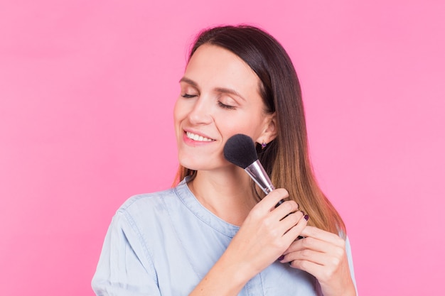 Giovane donna con un pennello da trucco