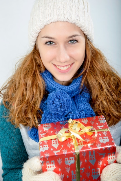 Giovane donna con un regalo di detenzione berretto invernale