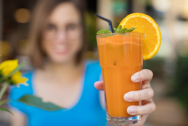 giovane donna con un succo d&#39;arancia