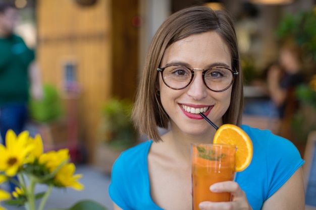 giovane donna con un succo d&#39;arancia