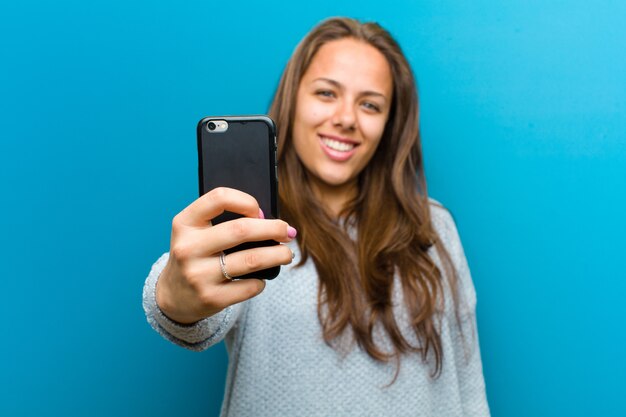 Giovane donna con un telefono cellulare