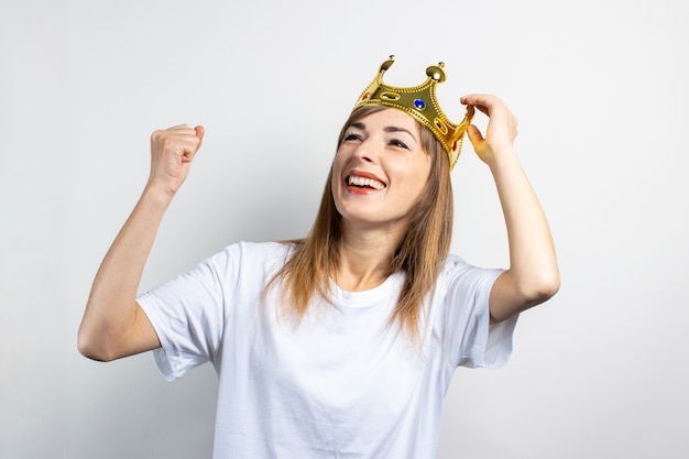 Giovane donna con una corona in testa e una faccia sorpresa