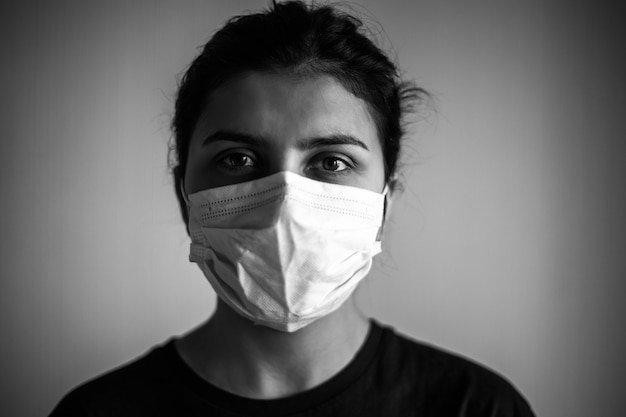 Giovane donna con una maschera protettiva