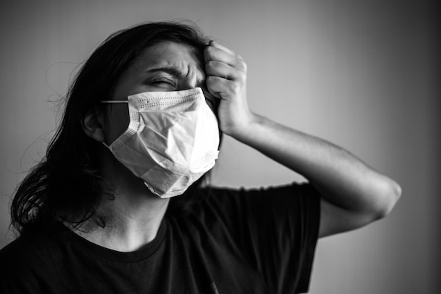 Giovane donna con una maschera protettiva