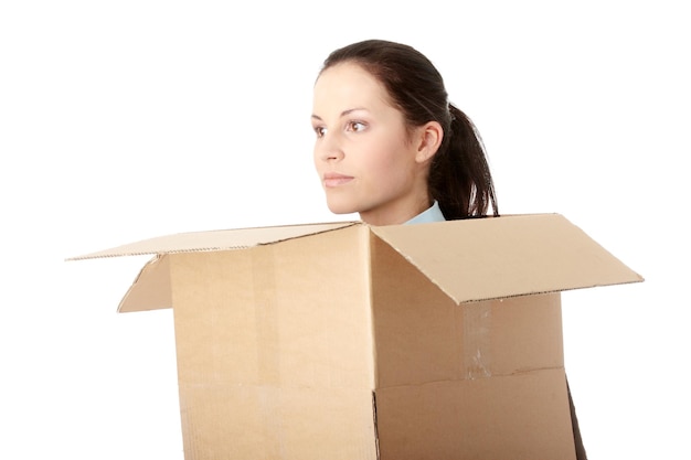 Giovane donna con una scatola di cartone sullo sfondo bianco