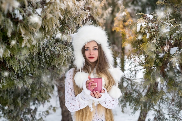 Giovane donna con una tazza di caffè a winter park