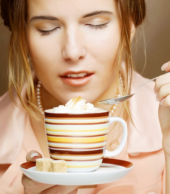 Giovane donna con una tazza di caffè