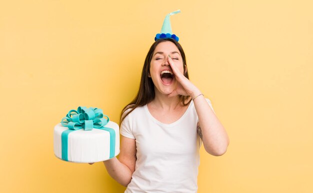 Giovane donna con una torta di compleanno