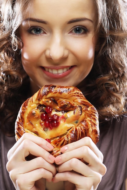 Giovane donna con una torta