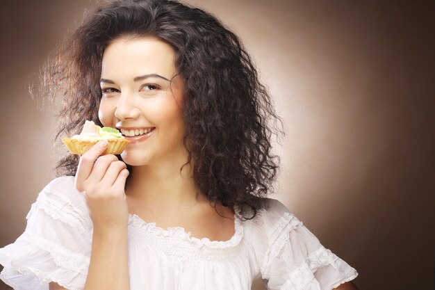 Giovane donna con una torta