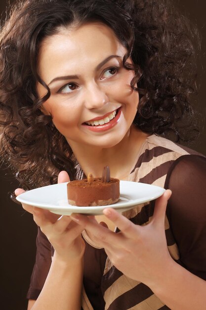 Giovane donna con una torta