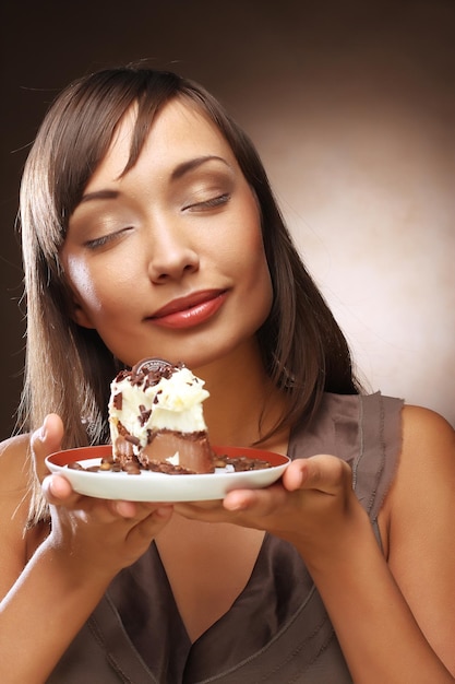 Giovane donna con una torta