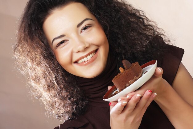 Giovane donna con una torta